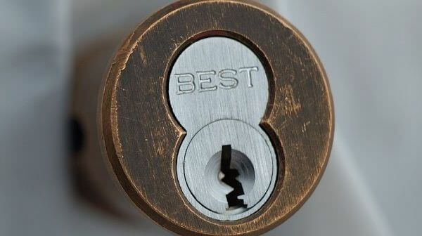 Замена личинки замка входной двери в Екатеринбурге